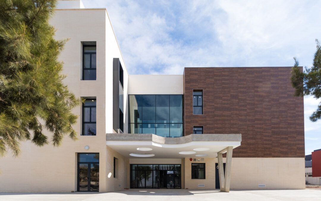 Finalizan las obras del nuevo aulario de Informática de la Universidad de Almería, proyecto realizado por LOTOARQ. 