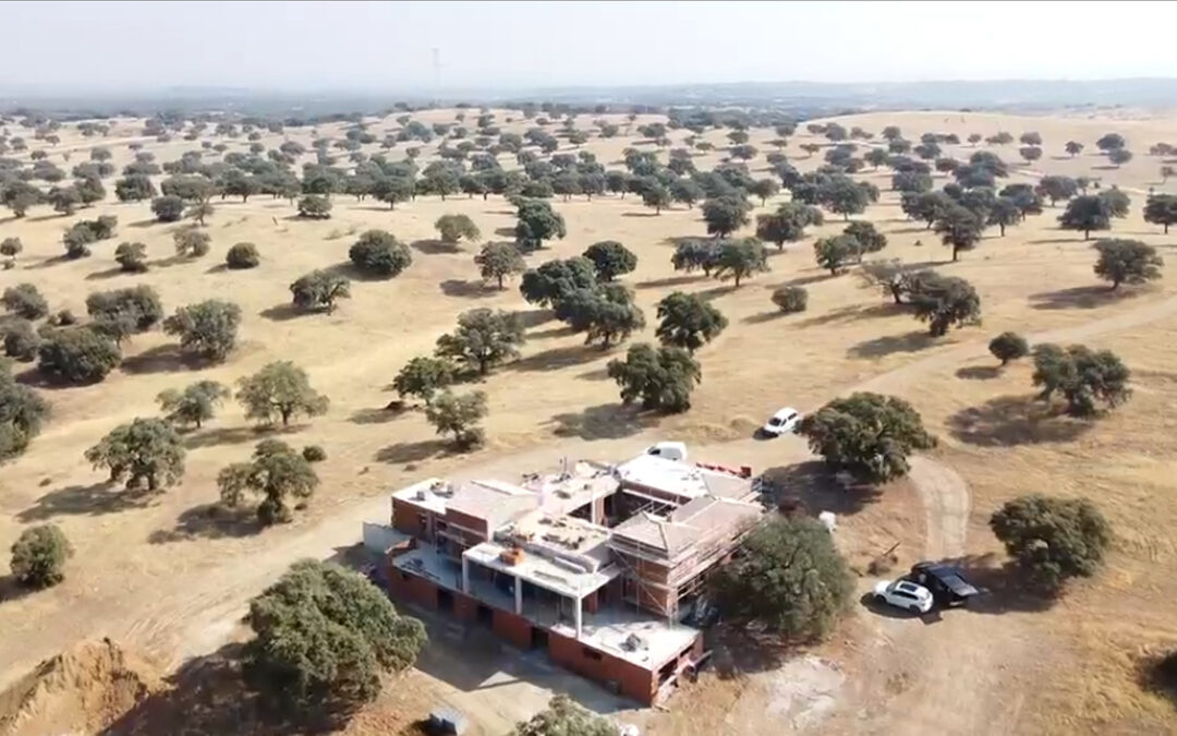 Comienza la construcción de una vivienda unifamiliar en Villar del Pedroso, Cáceres.